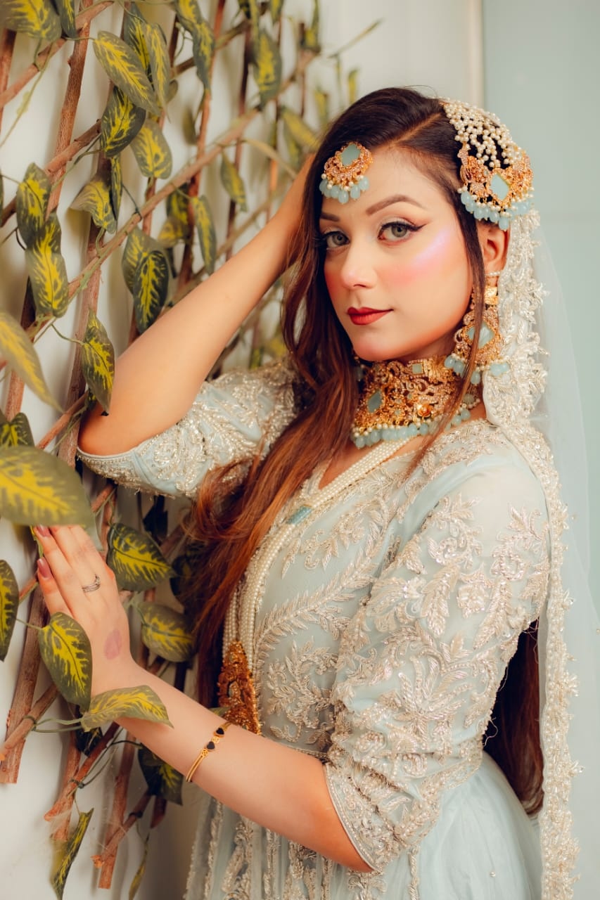 Bridal makeup with green dupatta and bold eye makeup